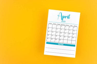Nisan 2025 takvim sayfası sarı arkaplan.