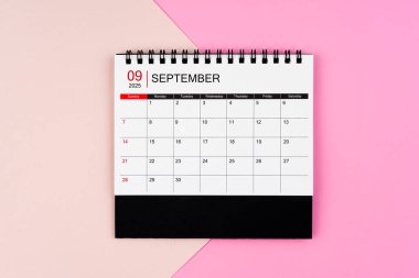 Eylül 2025, pembe arkaplanlı masa takvimi. Planınız için yıllık takvim sayfası.