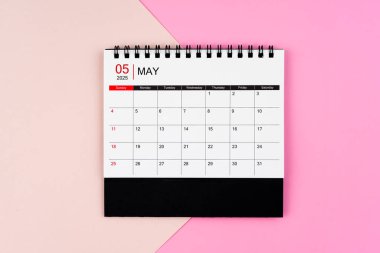 Mayıs 2025, masa takvimi pembe arka planda. Planınız için yıllık takvim sayfası.