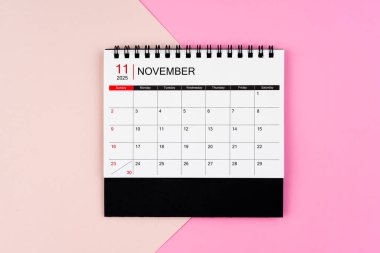 Kasım 2025 Pembe arkaplanlı masa takvimi. Planınız için yıllık takvim sayfası.