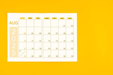 2025 Ağustos takvimi için takvim ya da ajanda takvimi sarı arkaplan üzerine yazdığınız metin için boş alan.