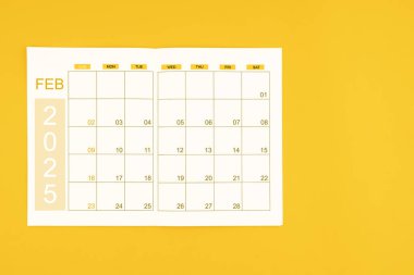 Şubat 2025 tarihli takvim için takvim ya da ajanda sarı arkaplan üzerine yazdığınız metin için boş alan.