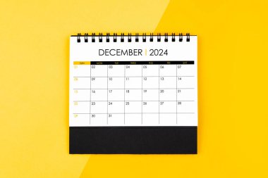 Randevu almak için 2024 yılının en üst görünümü sarı zemin takviminde Aralık ayının masa başı takvimi.