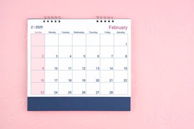 Şubat 2025 masa takviminin üzerinde pembe arkaplan ve kopyalama alanı.