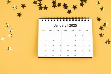 Ocak 2025 takvimi ve sarı arka planda parlayan sarı konfeti yıldızları.