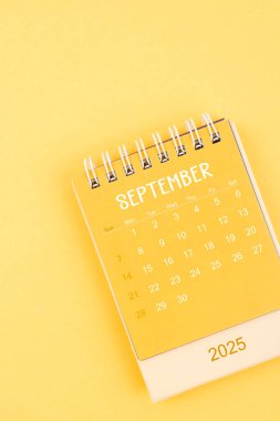 Eylül 2025 için sarı masaüstü takvimi sarı arkaplan üzerine.