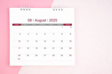 Randevu almak için 2025 yılın Ağustos masa takviminin en üstü görünümü.