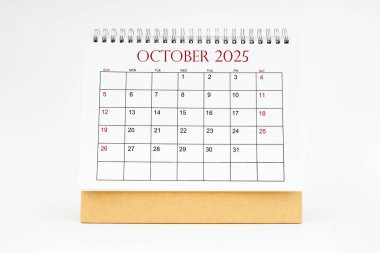 Ekim 2025 masaüstü takvimi beyaz arkaplan, planlama veya atama kavramları üzerinde izole.