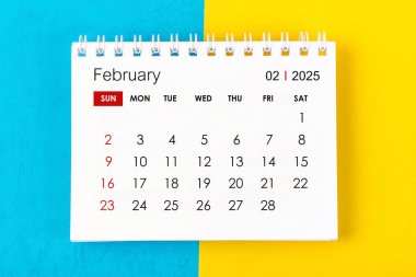 2025 Şubat ayının masa takvimi mavi ve sarı arka planda 2025 yıl.