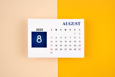 Ağustos Takvimi 2025 Sarı arkaplan sayfası.