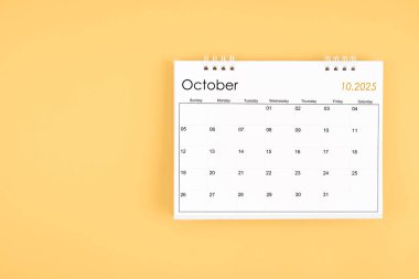 Ekim 2025 sarı arkaplan takvimi, kopyalama alanı olan konum. Zaman planlama günü kavramları.