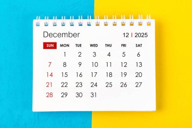 Aralık 2025 Mavi ve sarı arkaplan 2025 yılı için aylık masa takvimi.
