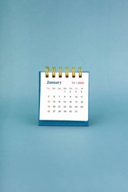 Ocak 2025 mavi arkaplan üzerine beyaz masa takvimi.