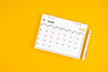 Haziran 2025, 2025 yılı için aylık masa takvimi ve sarı arkaplan üzerine kalem.