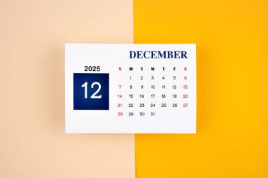 Aralık Takvimi 2025 Sarı arkaplan sayfası.