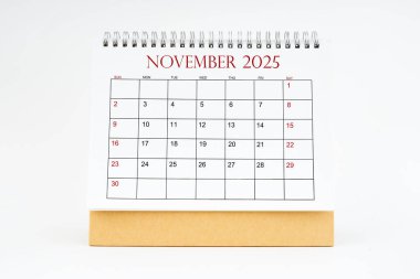 Kasım 2025 masaüstü takvimi beyaz arkaplan, planlama veya atama kavramları üzerinde izole.