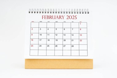 Şubat 2025 masaüstü takvimi beyaz arkaplan, planlama veya atama kavramları üzerinde izole.