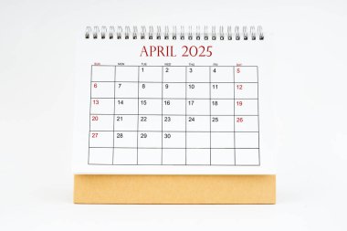 Nisan 2025 masaüstü takvimi beyaz arkaplan, planlama veya atama kavramları üzerinde izole.