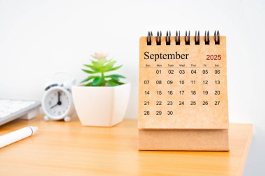 Çalışma tablosunda Eylül 2025 masa takviminin ön görünümü.