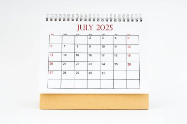 Temmuz 2025 masaüstü takvimi beyaz arkaplan, planlama veya atama kavramları üzerinde izole.