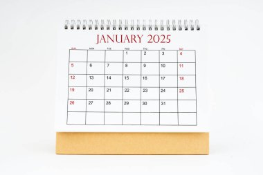 Ocak 2025 masaüstü takvimi beyaz arkaplan, planlama veya atama kavramları üzerinde izole.