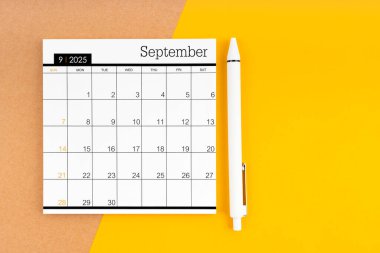 2025 Eylül ayının takvimi. Sarı arka planda bir kalemle..