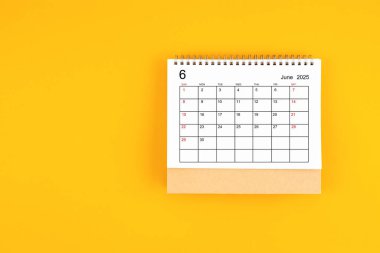 Haziran 2025 sarı arkaplan takvimi, kopyalama alanı olan konum. Zaman planlama günü kavramları.