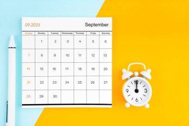 2025 Eylül ayının takvimi. Sarı ve mavi arkaplanlı kalem..