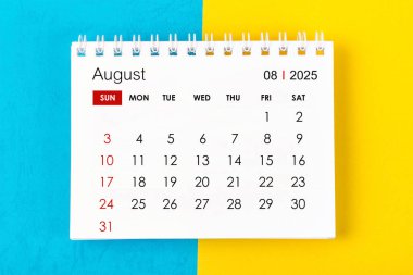 2025 Ağustos ayının masa takvimi mavi ve sarı arka plan üzerine.