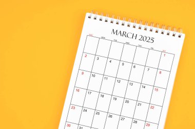 Mart 2025 sarı arkaplan takvimi, kopyalama alanı ile konum. Zaman planlama günü kavramları.