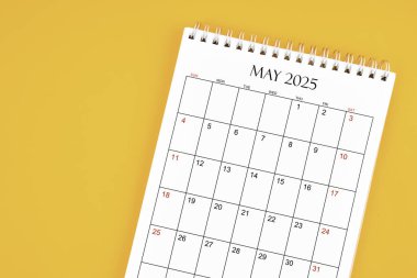 Mayıs 2025 sarı arkaplan takvimi, kopyalama alanı ile konum. Zaman planlama günü kavramları.