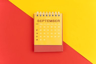 Eylül 2025 kırmızı ve sarı arkaplan takvimi.