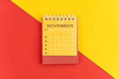 Kasım 2025 kırmızı ve sarı arkaplan takvimi.