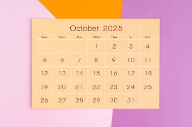 Ekim 2025 takvim kahverengi kağıt sayfa mor arkaplan.