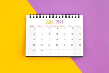 2025 Haziran ayının masa takvimi sarı ve mor arka planda 2025 yıl.