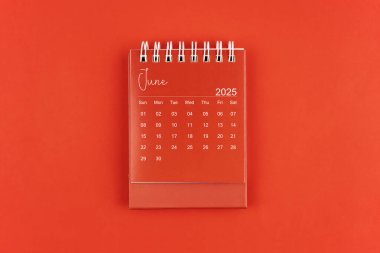 Kırmızı zemin üzerinde kırmızı renkli masa takvimi, düz yatıyordu.