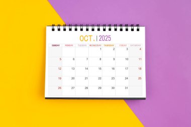 2025 Ekim ayının masa takvimi. Sarı ve mor arka planda 2025 yıl..