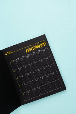 Aralık 2025 Mavi arkaplanda Siyah Takvim açılıyor.