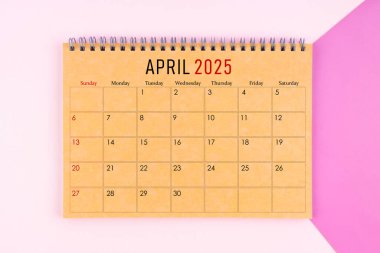 Nisan 2025 Mor arkaplan üzerine kahverengi kağıt sayfasından yapılmış masa takvimi.