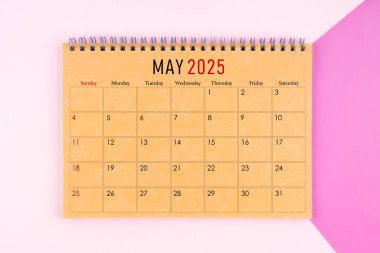 Mayıs 2025 Mor arkaplan üzerine kahverengi kağıt sayfasından yapılmış masa takvimi.
