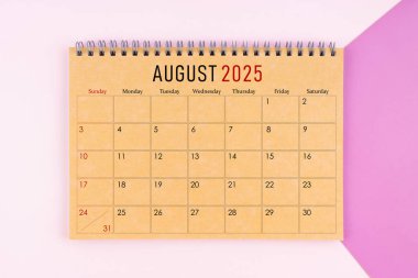 Mor arkaplan üzerine kahverengi kağıt sayfadan yapılmış Ağustos 2025 masa takvimi.