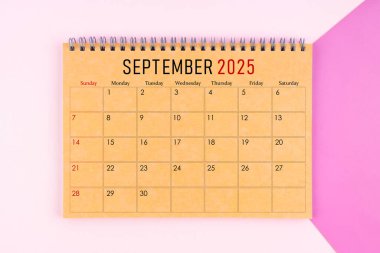 Eylül 2025 Mor arkaplan üzerine kahverengi kağıt sayfasından yapılmış masa takvimi.