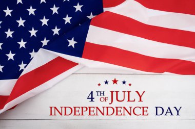 Beyaz ahşap arka planda Amerikan bayrağı. Bağımsızlık Gününüz kutlu olsun. 4 Temmuz.
