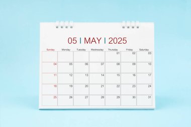 Mayıs 2025, 2025 yılı için mavi arkaplan üzerine aylık masa takvimi.