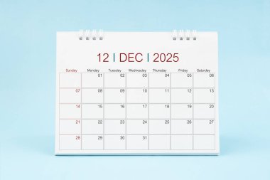 Aralık 2025, 2025 yılı için mavi arkaplan üzerine aylık masa takvimi.