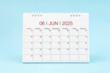 Şubat 2025, 2025 yılı için mavi arkaplan üzerine aylık masa takvimi.
