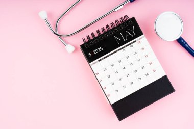 Mayıs 2025 masa takvimi ve steteskop, kontrol için tıbbi randevu çizelgesi.