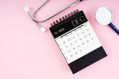 Aralık 2025 masa takvimi ve steteskop, kontrol edilecek tıbbi randevu çizelgesi.