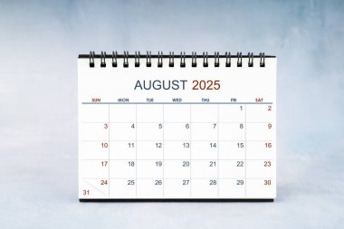 Ağustos 2025 Aylık Masa Takvimi Vintage Wall, Front view.