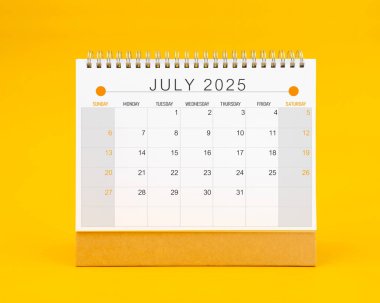 Sarı arkaplan üzerinde Temmuz 2025 masa takvimi, Ön görünüm.